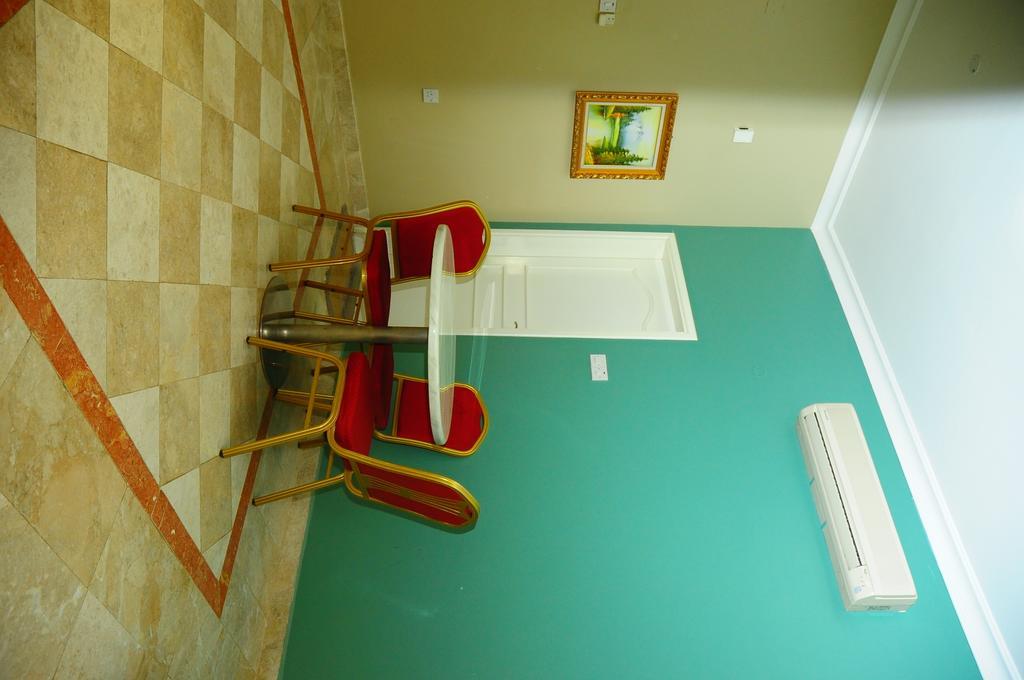 Al Faisal Hotel Suites Sur Room photo